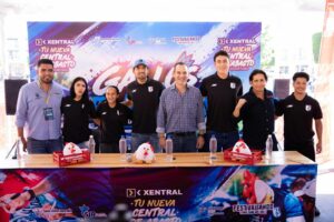 Gallos Blancos realizan firma de autógrafos en San Juan del Río