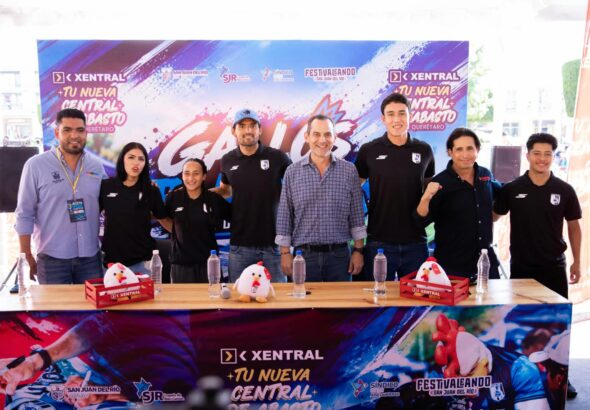 Gallos Blancos realizan firma de autógrafos en San Juan del Río