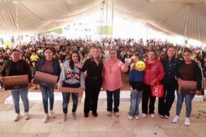Entrega Doctora Vero cerca de mil laptops para fortalecer la educación en El Marqués