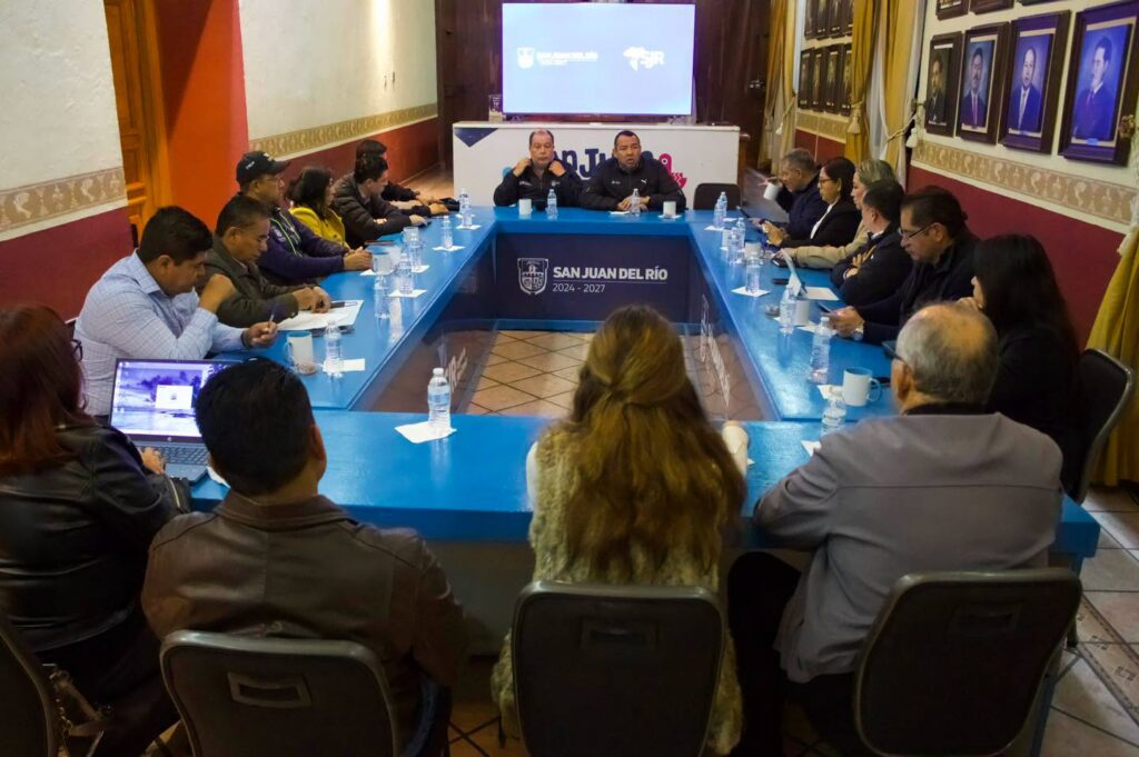 ROBERTO CABRERA ENCABEZA REUNIÓN DE TRABAJO CON SU GABINETE MUNICIPAL