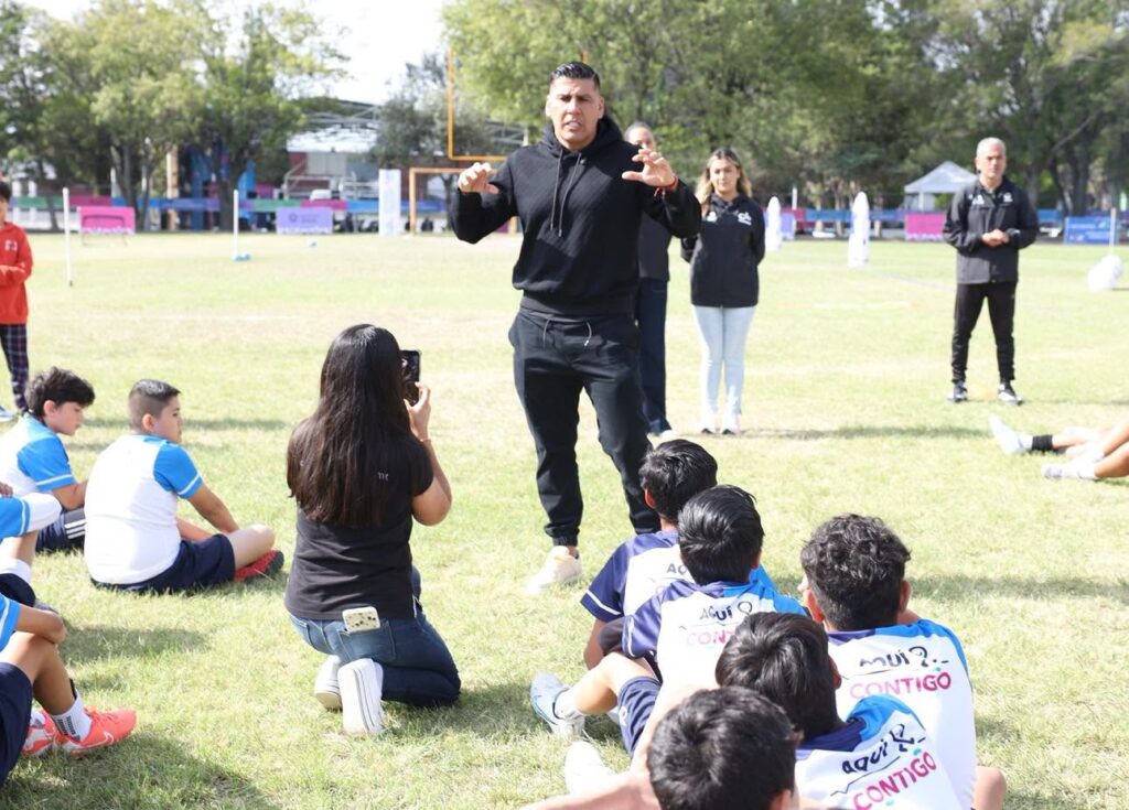 CARLOS SALCIDO CONVIVE CON JÓVENES FUTBOLISTAS EN SAN JUAN DEL RÍO