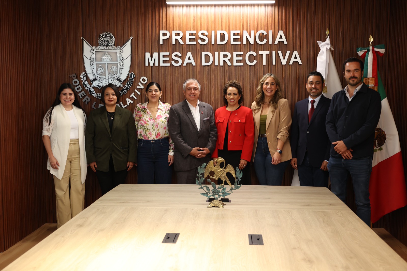 Se llevan a cabo trabajos de entrega-recepción de la nueva Mesa Directiva, presidida por la diputada Adriana Elisa Meza Argaluza