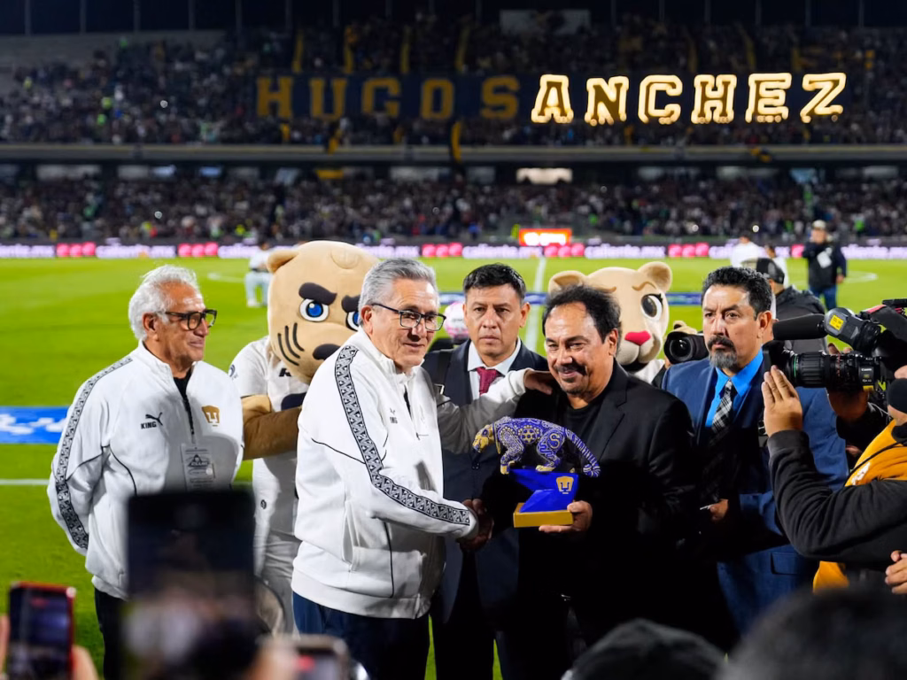 HUGO SÁNCHEZ RECIBE EMOTIVO HOMENAJE EN CIUDAD UNIVERSITARIA