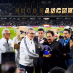 HUGO SÁNCHEZ RECIBE EMOTIVO HOMENAJE EN CIUDAD UNIVERSITARIA