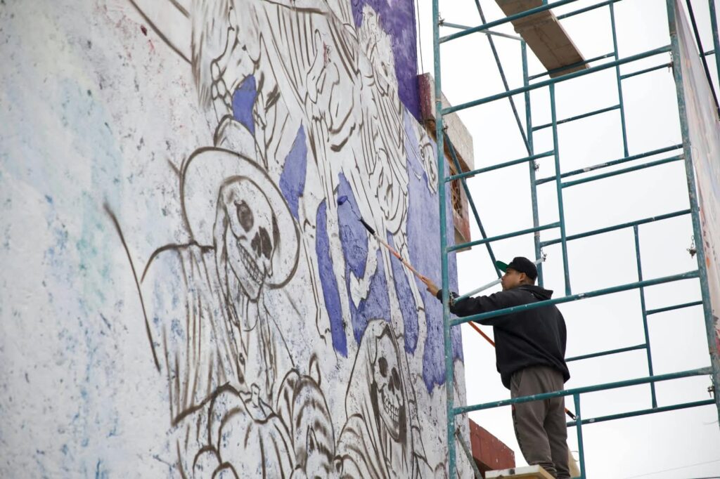Alistan mural con elementos históricos y alusivos al Día de Muertos en San Juan del Río
