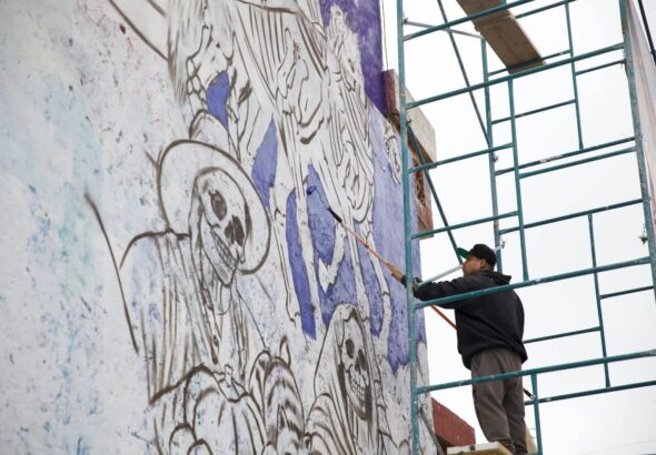 Alistan mural con elementos históricos y alusivos al Día de Muertos en San Juan del Río