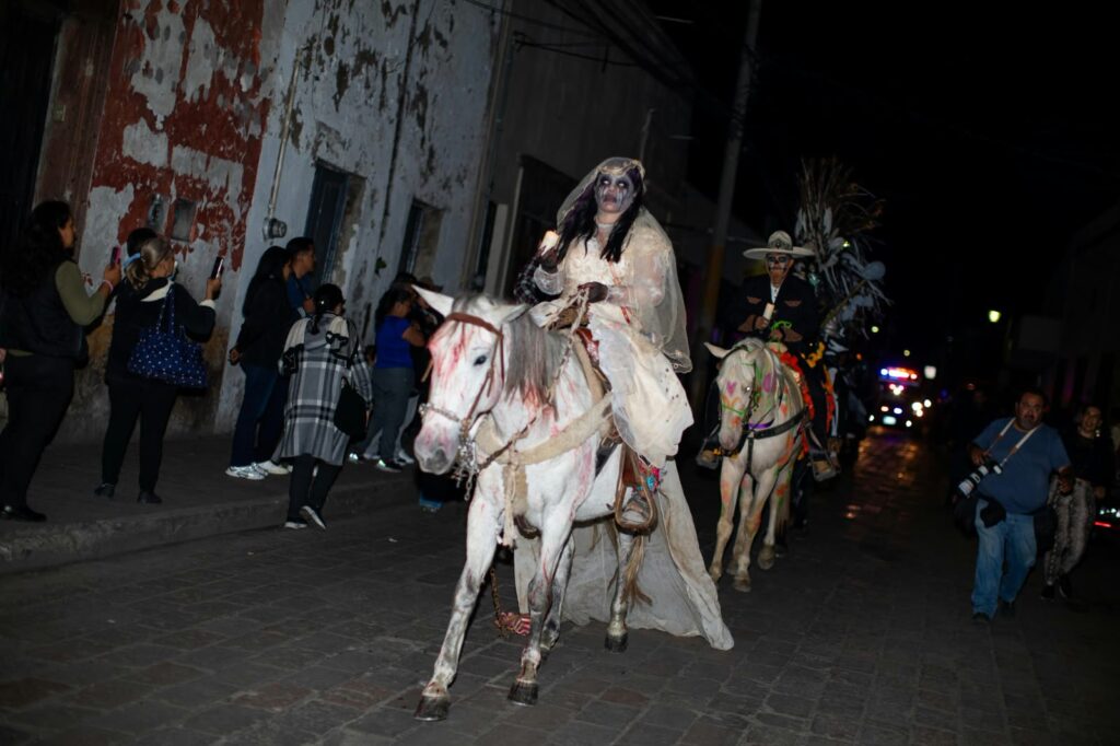 Cabalgata de los Muertos atrae a las familias sanjuanenses en el 20º Festival de Día de Muertos